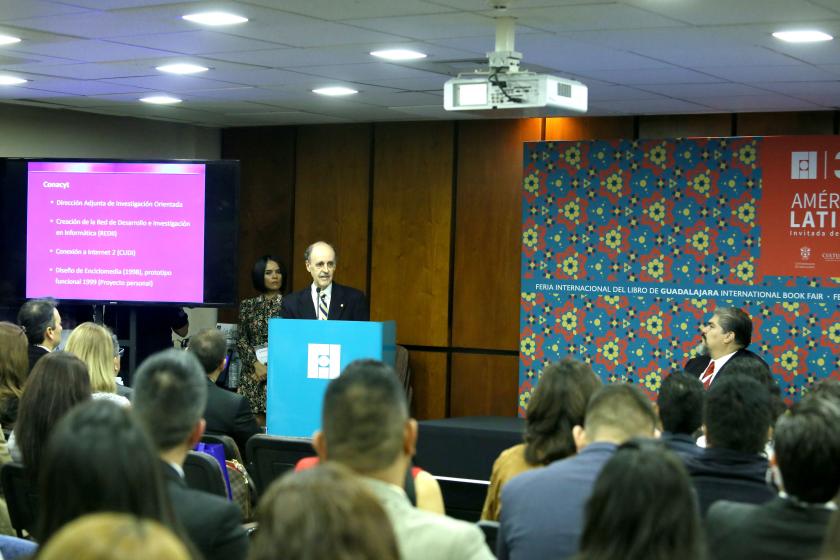 doctor Felipe Bracho Carpizo desde el podium