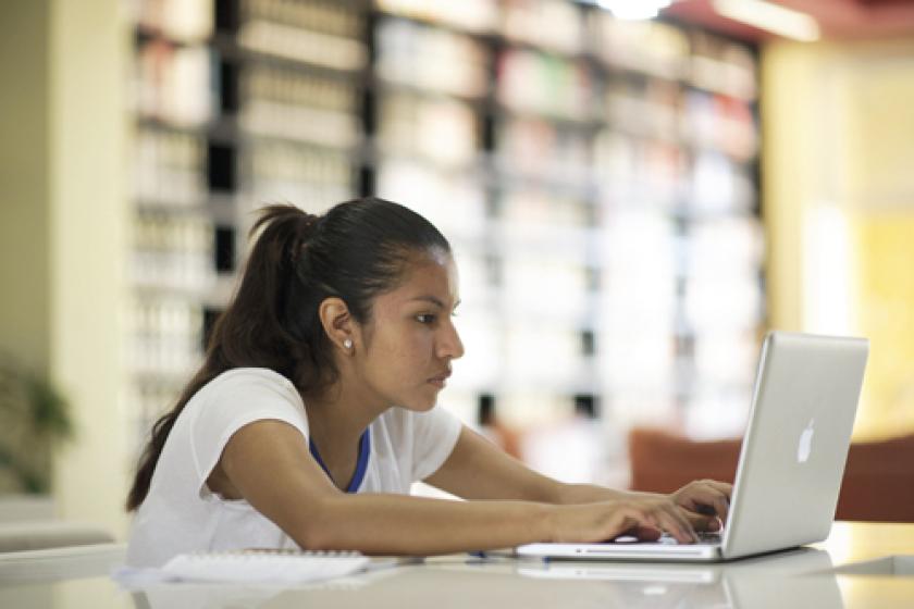 Una joven trabajando en su laptop