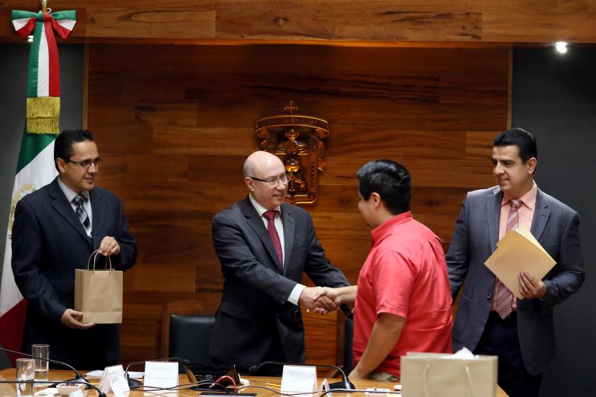 Secretario General felicita a un ganador