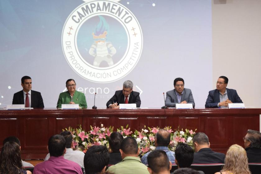 Ponentes en la mesa del presidium