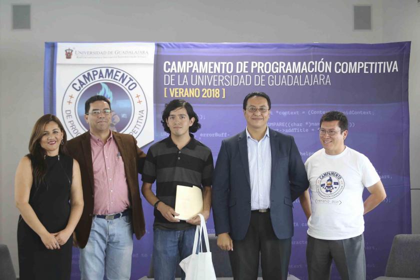 Fotografia grupal de los organizadores