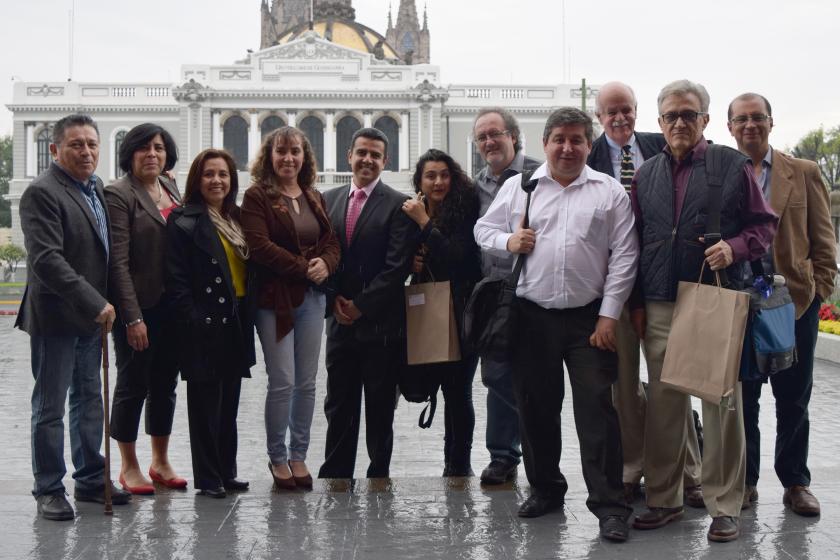 fotografia grupal afuera del edificio administrativo de la UDG