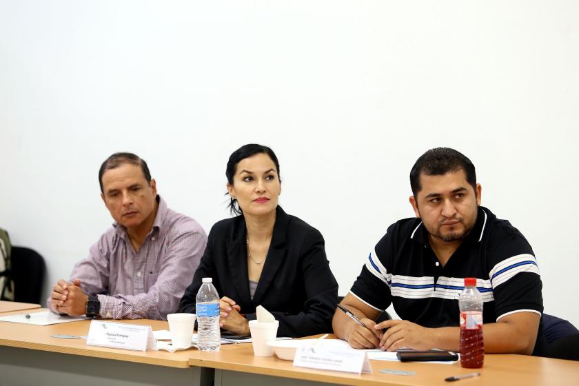 tres personas asistentes a la reunion de CUDI