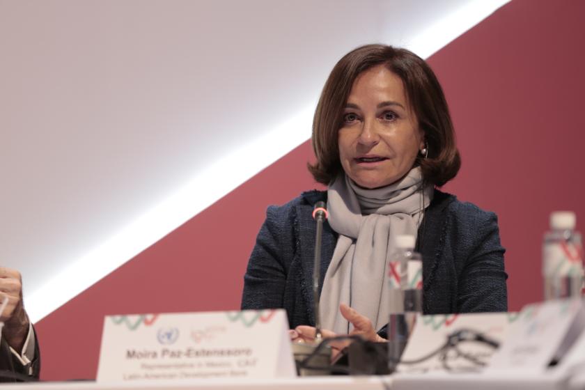 Conferencista en la mesa del presidium