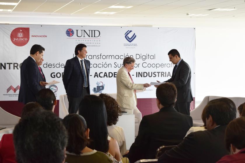 presídium en el acto inaugural del encuentro La transformación digital desde la educación superior cooperativa academia-industria-gobierno