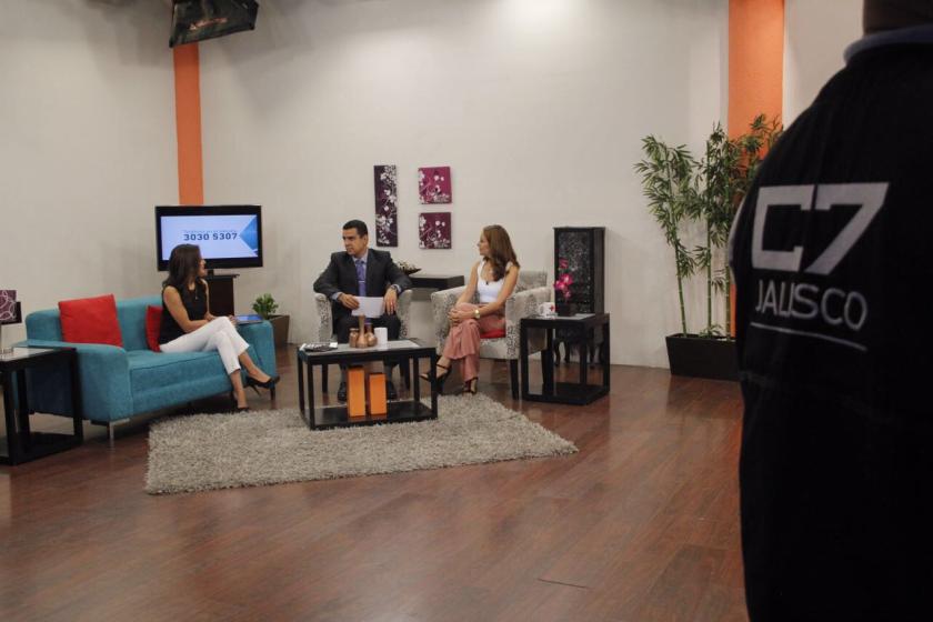 Doctor Luis Alberto Gutiérrez Díaz de León en el estudio de tv