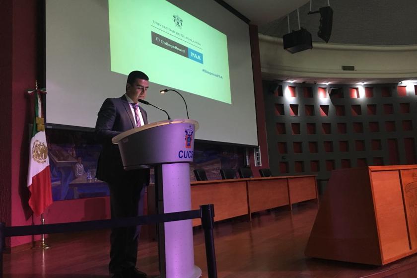 Dr. Luis Alberto Gutiérrez hablando desde el podium