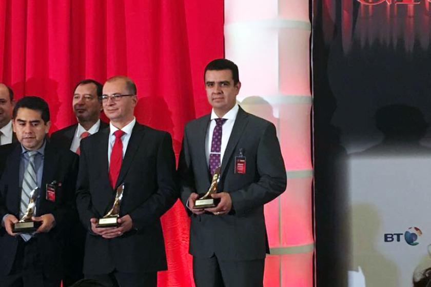doctor Luis Alberto Gutiérrez Díaz de León sostiene el premio