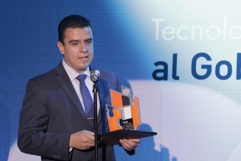 Dr. Luis Alberto Gutiérrez sostiene el reconocimiento