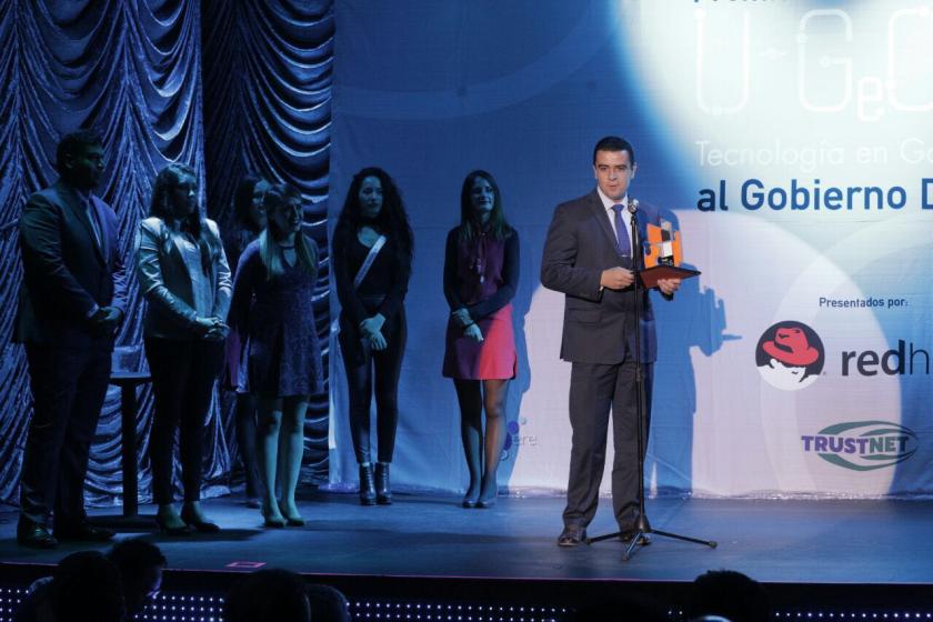 Dr. Luis Alberto Gutiérrez con el trofeo