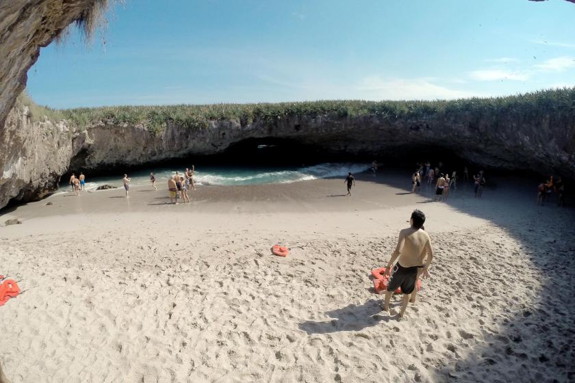 Investigadores del CUCosta duplican superficie de corales restaurados en Islas Marietas