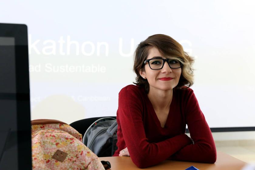 Chica de lentes con brazos cruzados