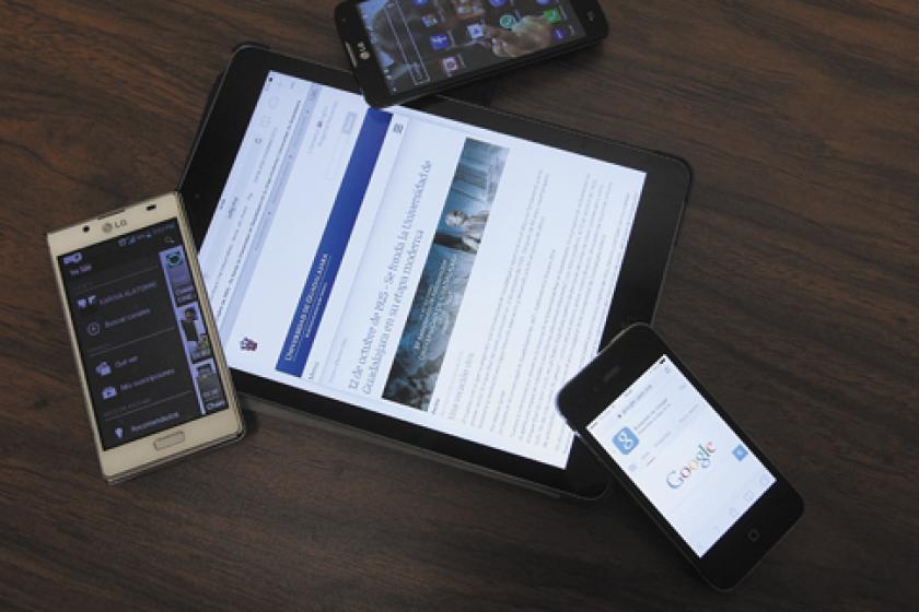 Varios dispositivos mobiles sobre una mesa