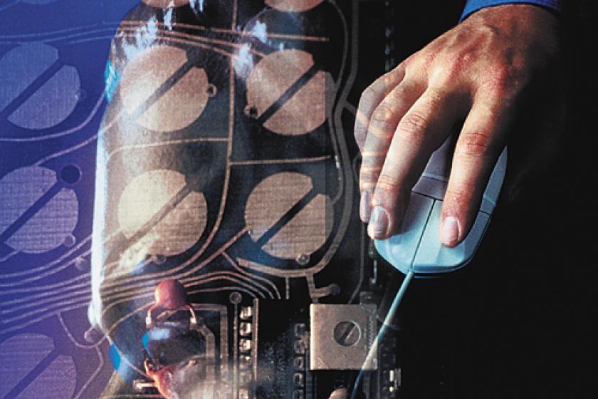 Mano de un adulto usando un mouse alámbrico