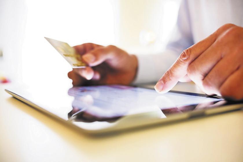 persona usando un servicio de pago en linea