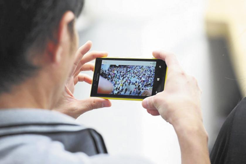 Joven viendo la pantalla de un teléfono inteligente