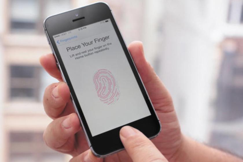 Un usuario configura el lector de huella digital de un iPhone