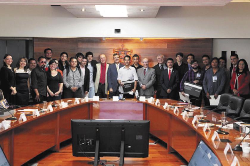 Fotografia grupal de alumnos ganadores y autoridades universitarias