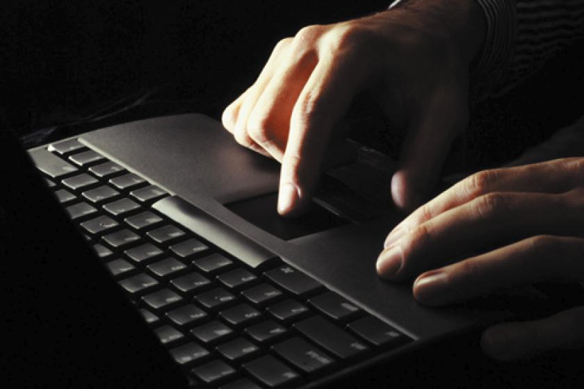 manos trabajando en una laptop
