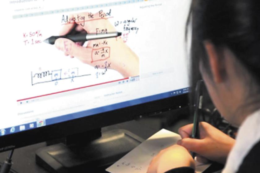 Un alumno navegando por internet