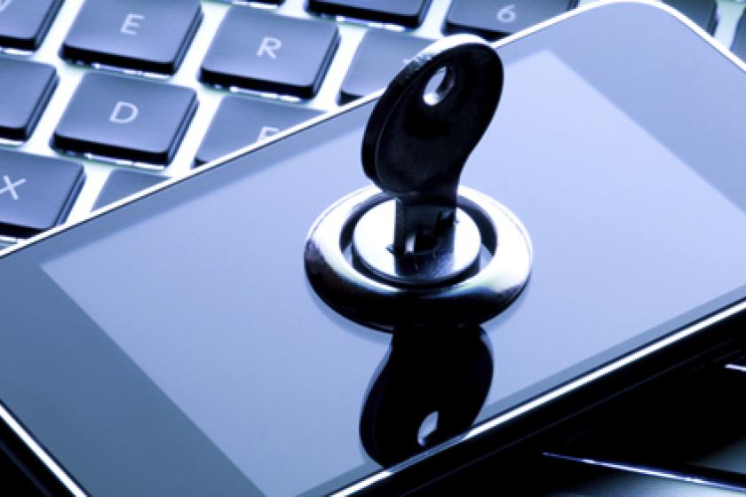 fotomontaje de un telefono inteligente con una chapa y su llave