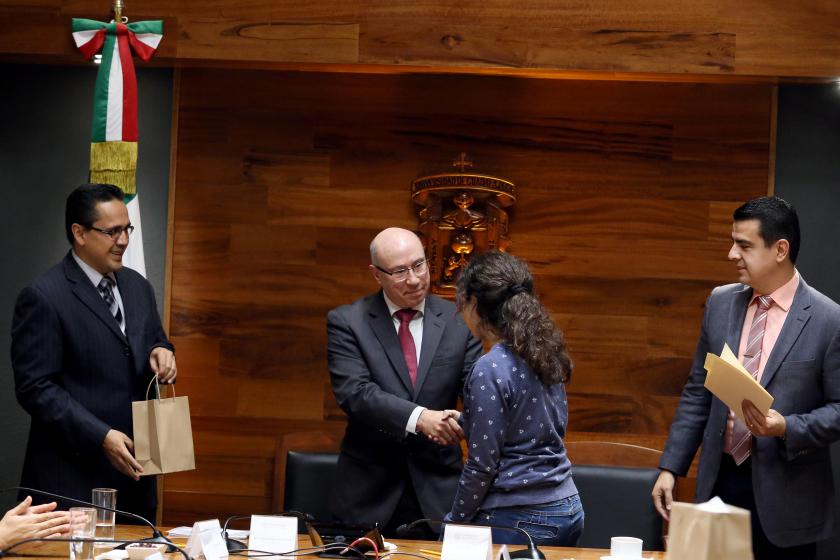 Secretario General felicita a una ganadora