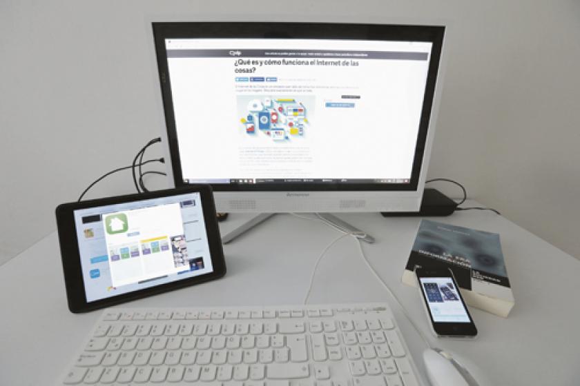 Varios dispositivos mobiles sobre una mesa