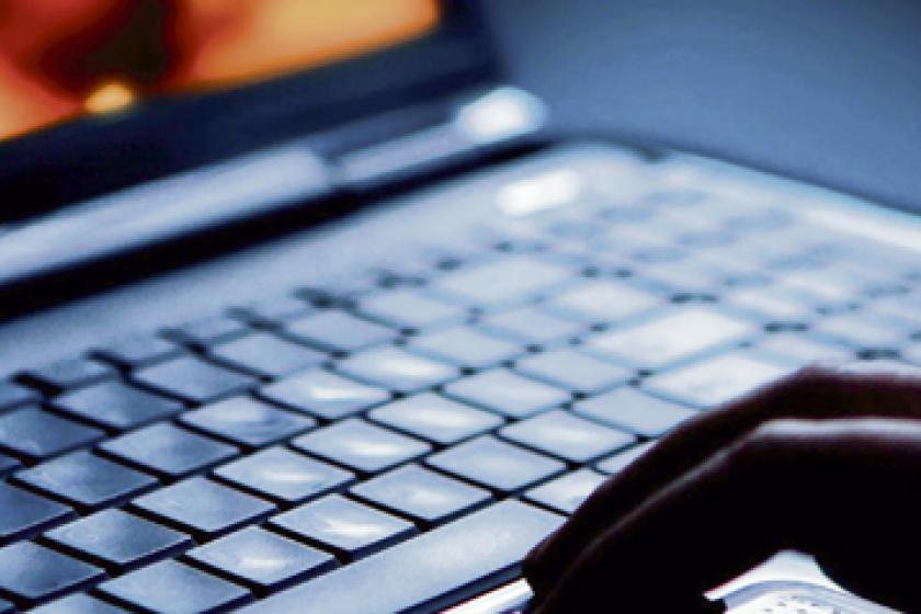 manos trabajando en una laptop