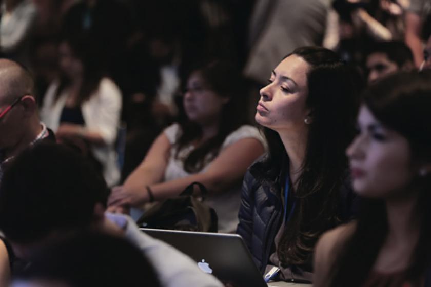 Una joven escucha atenta una presentacion