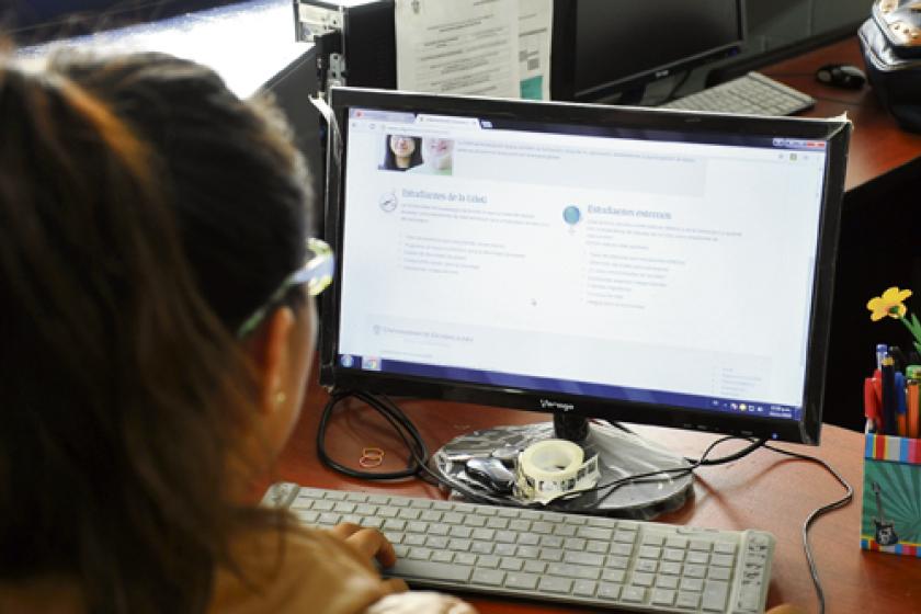 Una joven trabajando en su computadora de escritorio