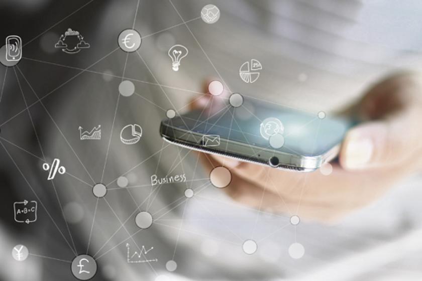 persona usando un smartphone