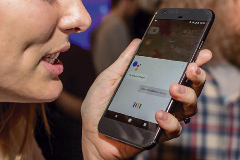 Una mujer dando instrucciones a su smartphone
