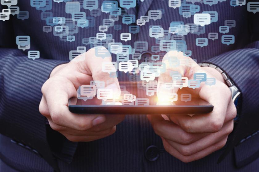 manos trabajando en un smartphone
