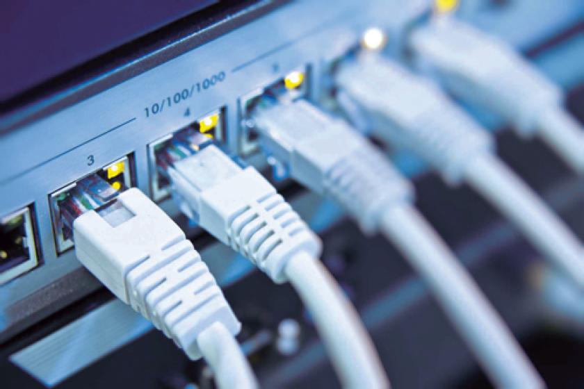 cinco cables conectados a un switch