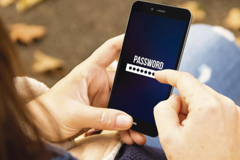 Una joven usando su smartphone con contraseña