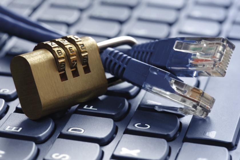 cables de ethernet atados a un candado