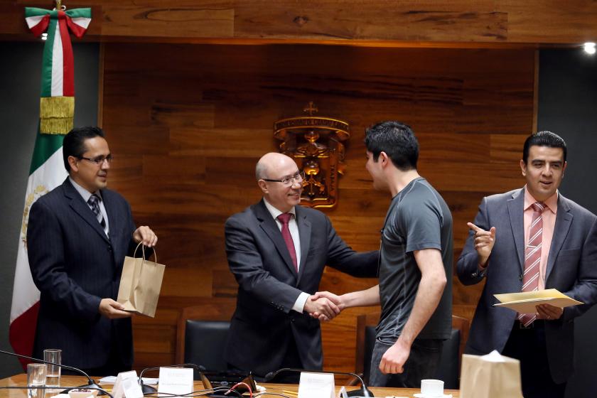Secretario General felicita de mano a un ganador