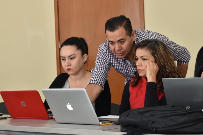 Académicos apoyan para dar clases en línea
