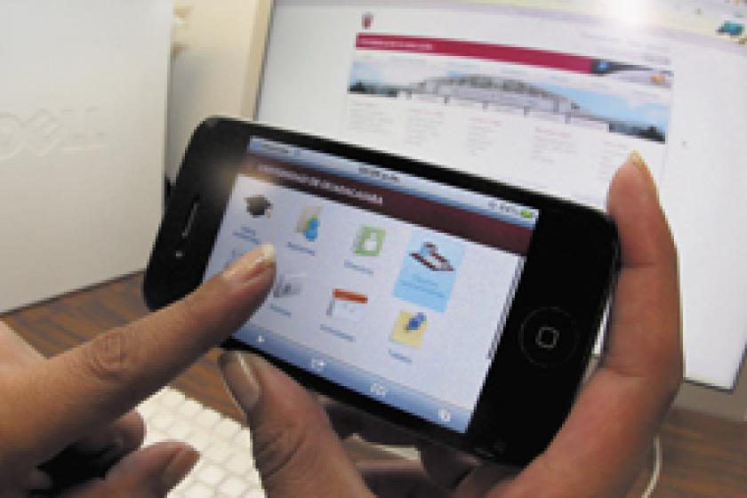 Persona navegando en su smartphone por UDG.MX