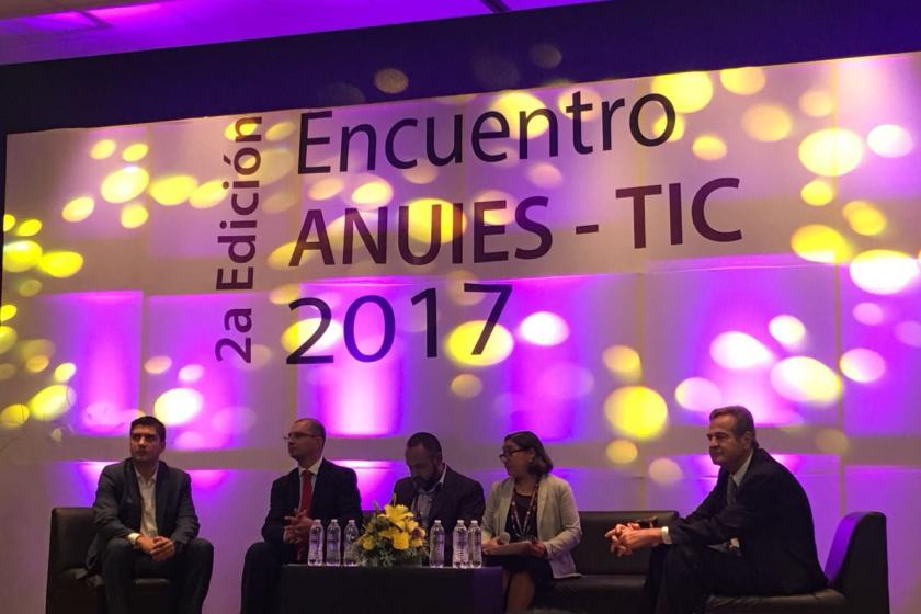Ponentes en la mesa del presidium