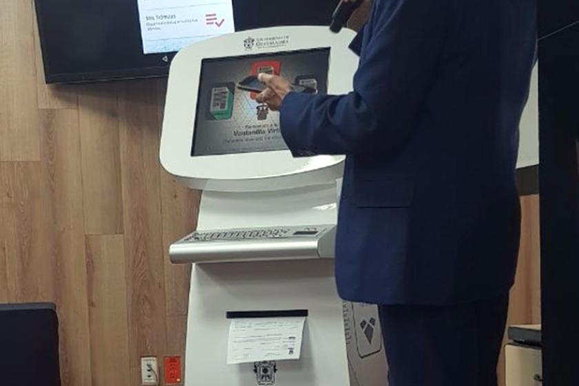 Mtro. César Rafael López Rodríguez con el kiosco