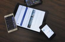 Varios dispositivos mobiles sobre una mesa