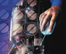 Mano de un adulto usando un mouse alámbrico