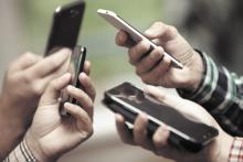 tres usuarios con dispositivos móviles