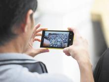 Joven viendo la pantalla de un teléfono inteligente
