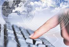 una persona presiona una tecla de su teclado