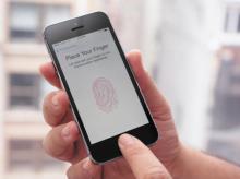 Un usuario configura el lector de huella digital de un iPhone