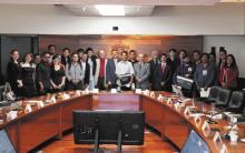 Fotografia grupal de alumnos ganadores y autoridades universitarias