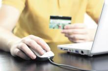 persona usando un servicio de pago en linea