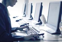 joven usando una computadora de escritorio